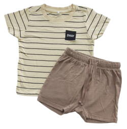 Name it gul T-shirt og H&M brune shorts str. 92