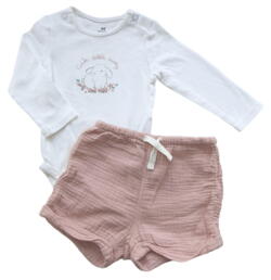 H&M hvid langærmet body og rosa shorts str. 74