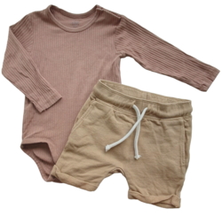 H&M lysebrune shorts og en body str. 74