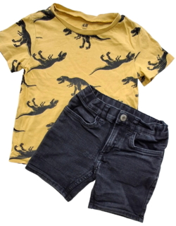H&M sorte denim shorts og en gul T-shirt str. 98-104