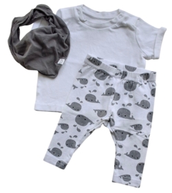 Name it hvide bukser og H&M T-shirt + savlesmæk str. 62