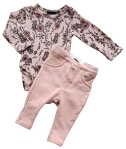 Petit rosa body og Name it rosa bukser str. 56