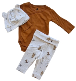 En Fant body og H&M babybukser og hue str. 56