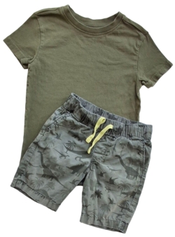 Friboo grøn kortærmet T-shirt og H&M shorts str. 98