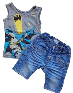 Name it blå denim short og en lysegrå overdel str. 92