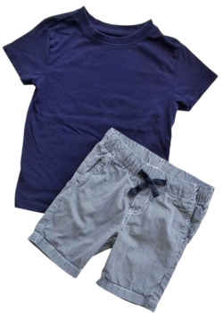 Friboo mørkeblå kortærmet T-shirt og H&M shorts str. 98