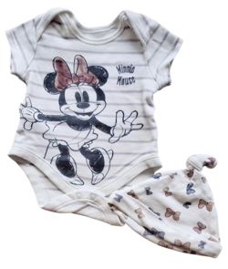 Disney hvid kortærmet body og Primark hvid hue str. 62