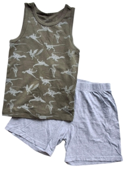Name it grøn undertrøje og H&M lysegrå shorts str. 110-116