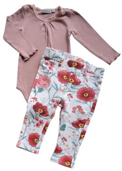 Wheat rosa body og H&M blomstrede bukser str. 74
