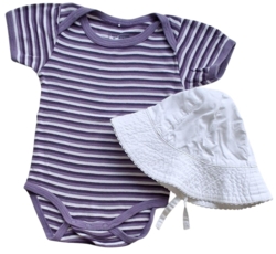 Name it lillastribet body og H&M hvid solhat str. 80