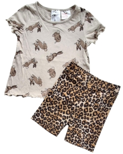 Liberté leo shorts og H&M beige bluse str. 98-104