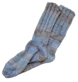 Hjemmestrikkede gråblå uld strømper str. 24-25