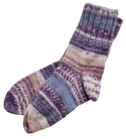 Hjemmestrikkede lillastribede uld strømper str. 122-128