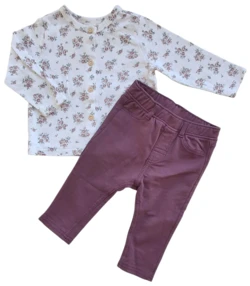 H&M rødlilla bukser og hvid blomstret sweat bluse str. 68