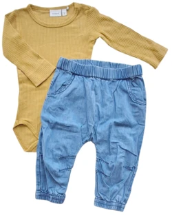 Noa Noa lyseblå denimbukser og gul body str. 68