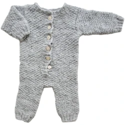Hjemmestrikket lysegrå uld heldragt str. 0-3 mdr