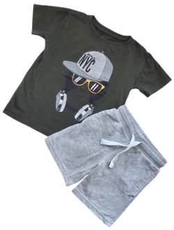 VRS mørkegrøn T-shirt og H&M lysegrå shorts str. 98