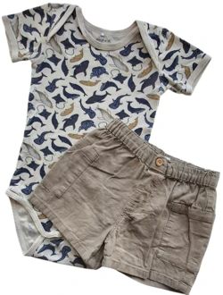 Name it kortærmet body og H&M brune shorts str. 92