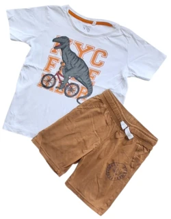 VRS hvid T-shirt og H&M lysebrune shorts str. 110