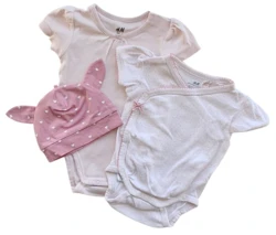 H&M to kortærmede bodys og en rosa hue str. 62