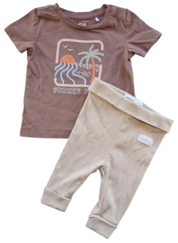 C&A brun kortærmet T-shirt og beige bukser str. 62