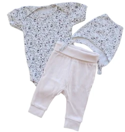 808 beige småblomstret body og hue og rosa bukser str. 50