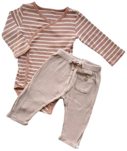 Lil'Atelier nougatfarvede bukser og Liewood body str. 68