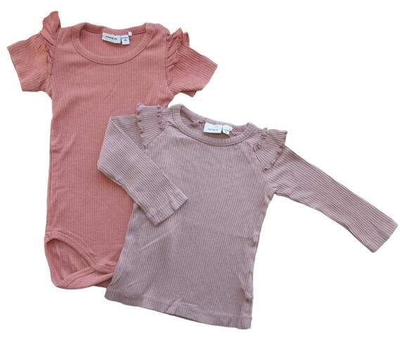 Name it en rosa rib bluse og en rib body str. 80