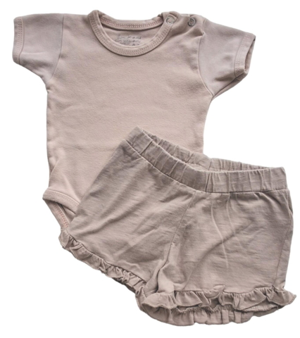 LC Waikiki beige shorts og en body str. 62-68