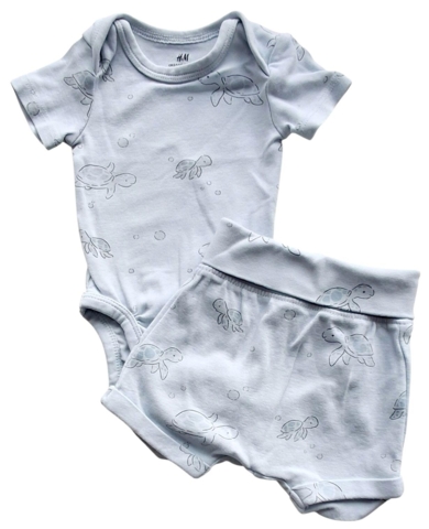 H&M lyseblå body og shorts str. 50