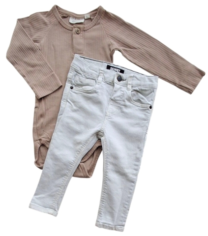 Lil' Atelier lysebrun body og Zara bukser str. 80