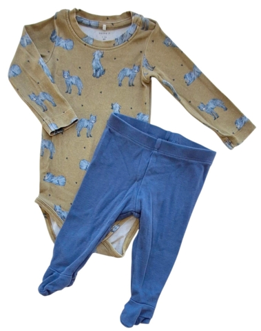 Name it brun langærmet body og H&M blå bukser str. 68