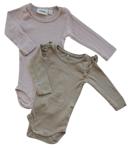 Lil'atelier rosa body og Name it lysebrun body str. 62