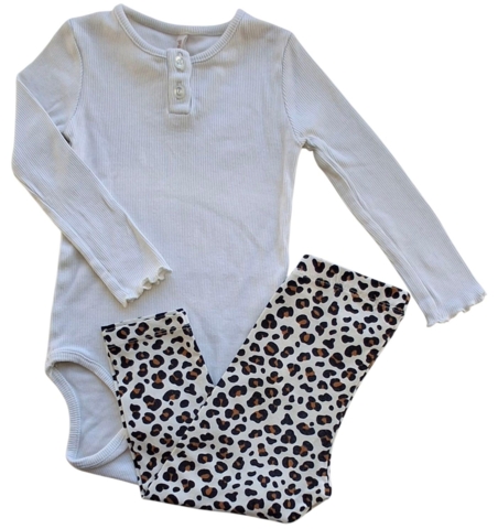 PDL råhvid rib body og H&M leggings med dyreprint str. 86