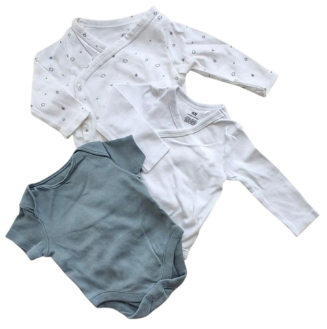 H&M to hvide langærmede- og en kort ærmet body str. 56