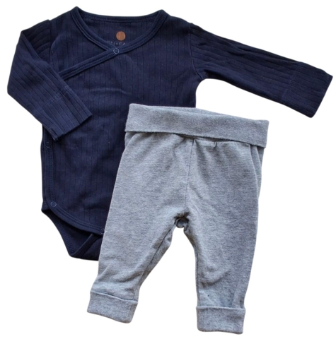 EnFant mørkeblå body og Name it lysegrå bukser str. 56
