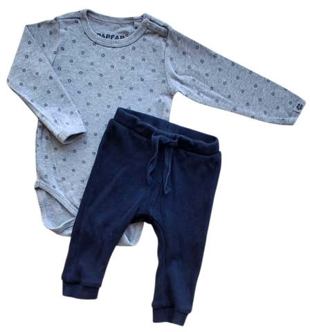 Holly lysegrå body og Name it mørkeblå bukser str. 68
