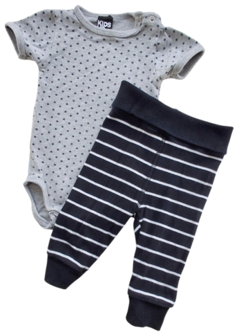 Kids up lysegrå body og H&M sorte bukser str. 62