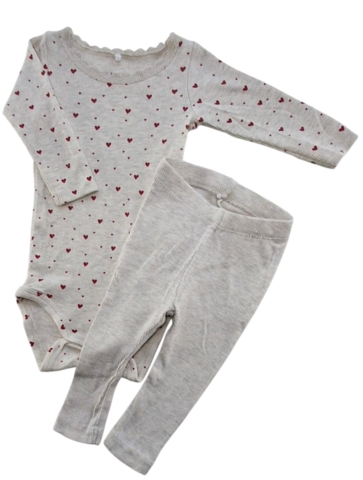 Name it beige rib-sæt med hjerter på bodyen str. 62