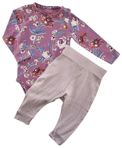 Bakito rødlilla blomstret body og Smallstuff bukser str. 74