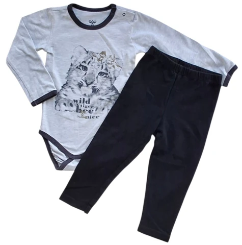 Hummel lysegrå body og VRS sorte bukser str. 86