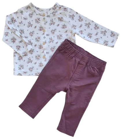 H&M rødlilla bukser og hvid blomstret sweat bluse str. 68