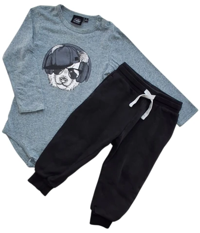 Petit blågrå body og H&M sorte bukser str. 92