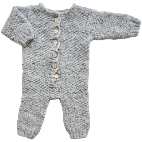 Hjemmestrikket lysegrå uld heldragt str. 0-3 mdr