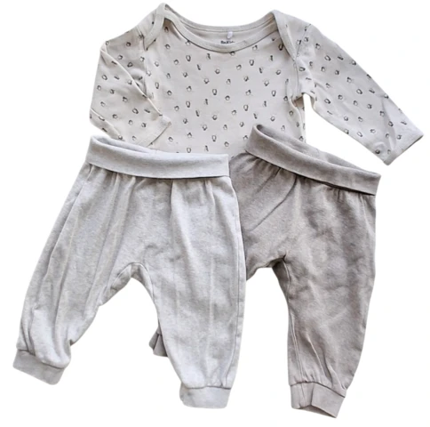 Be kids beige body og to par H&M bukser str. 74