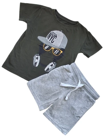 VRS mørkegrøn T-shirt og H&M lysegrå shorts str. 98