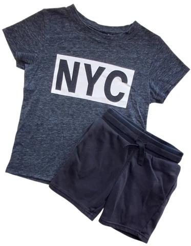 Petit grå T-shirt og H&M sorte sweat shorts str.104