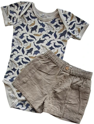 Name it kortærmet body og H&M brune shorts str. 92