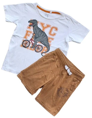 VRS hvid T-shirt og H&M lysebrune shorts str. 110