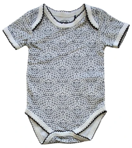 Petit råhvid sortmønsteret kortærmet body str. 62